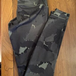 Lululemon size 6 old stock wunder under palm party fatigue green RARE Leggings